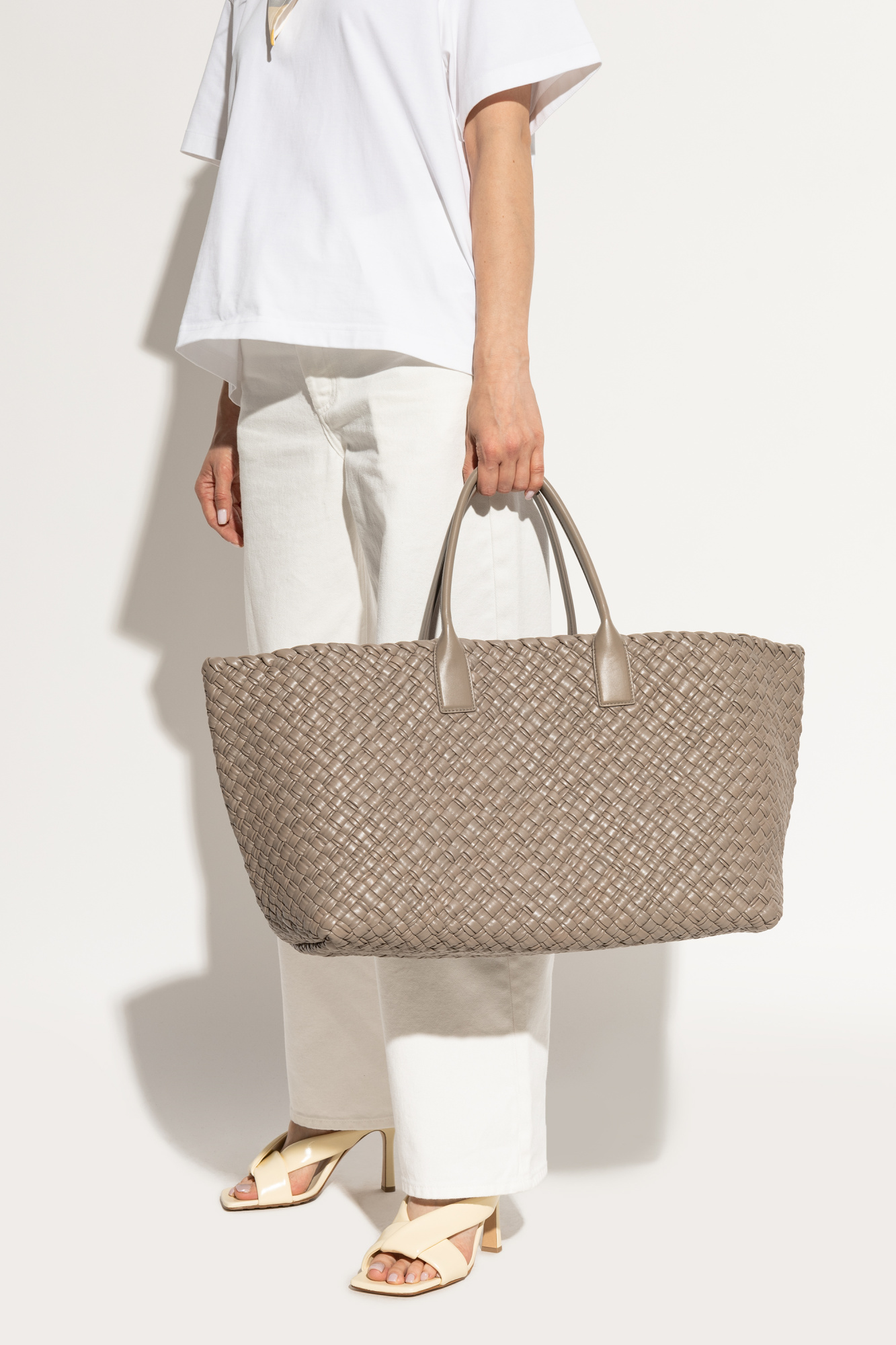 トートバッグ BOTTEGA VENETA BISCUIT SUEDE LARGE CABAT SHOPPING BAG Cabat Large suede tote bag in brown - Bottega Veneta | Mytheresa